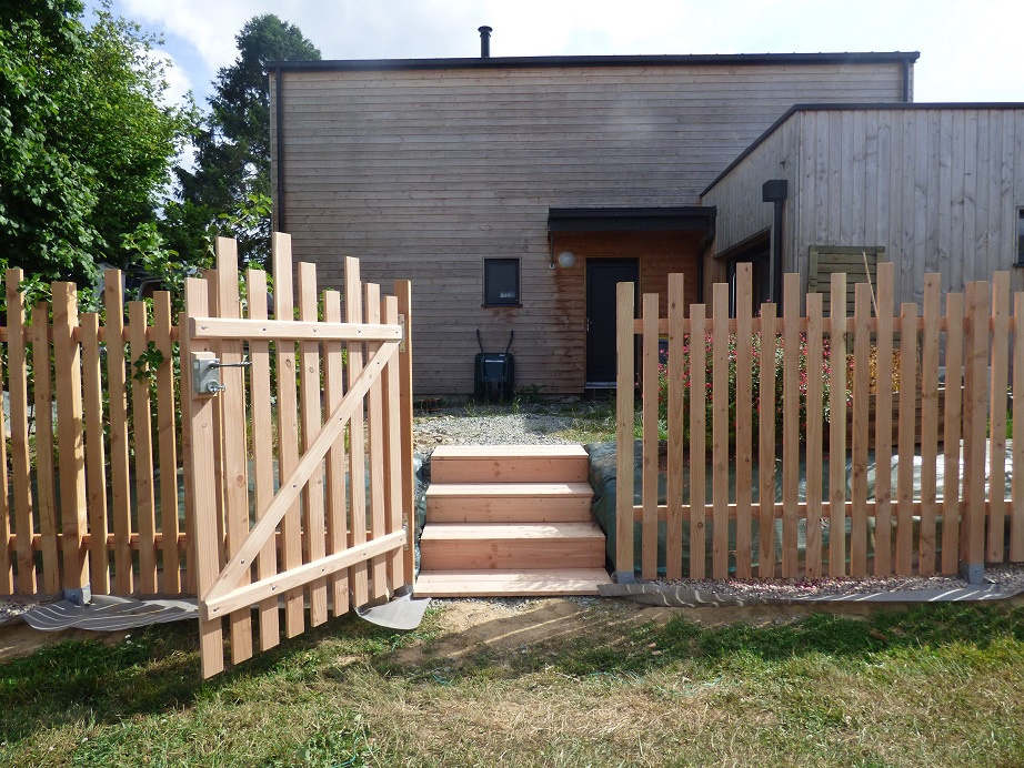 Vieille Clôture En Bois Le Long De La Route Forestière