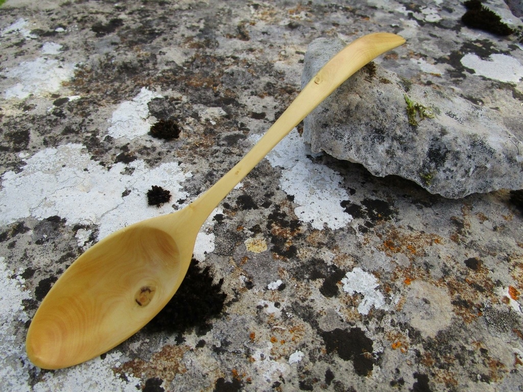 Trois fourches et cuillères pendaison de une en bois mur. généré