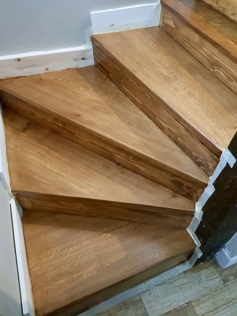 Rénovation d'un escalier bois et blanc à Poissy (78) : peinture, pose des  nouvelles marches et des contremarches, illumination de l'escalier - La  Maison Des Travaux