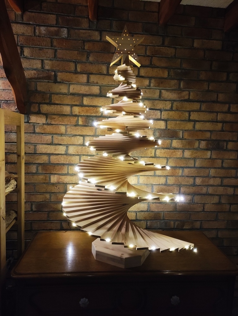 Sapin de Noël en spirale par L'atelier de Dimitri sur L'Air du Bois
