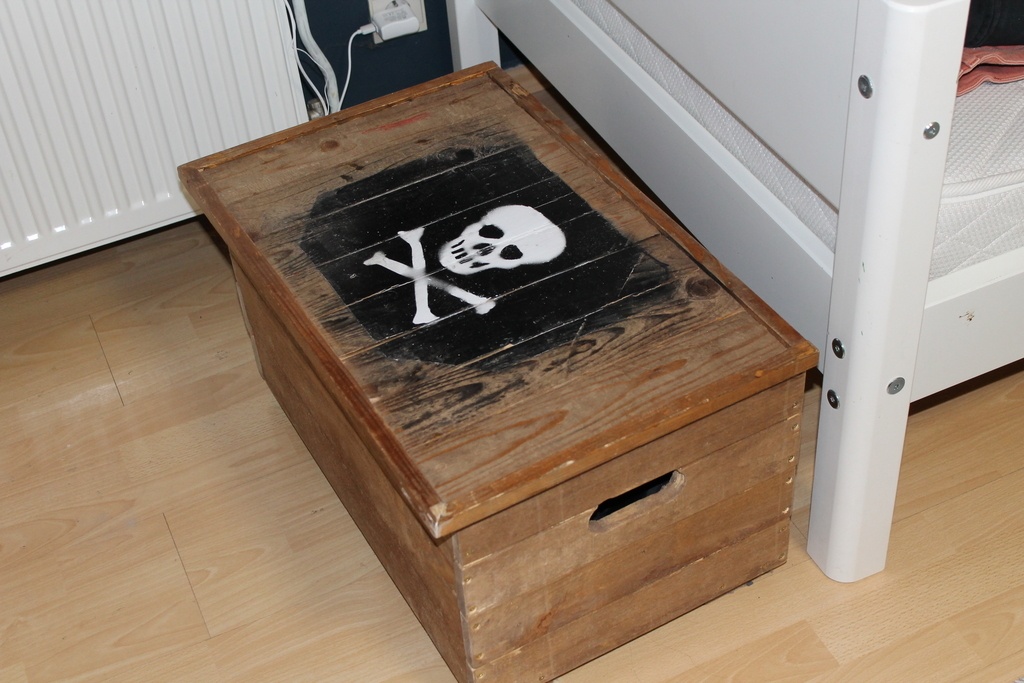 Coffre pirate avec compartiment secret en bois de palette par