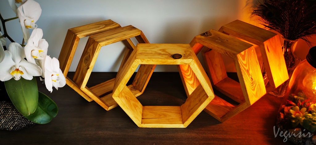 Étagère murale hexagonale Honning en bois massif - Atelier Vegvisir