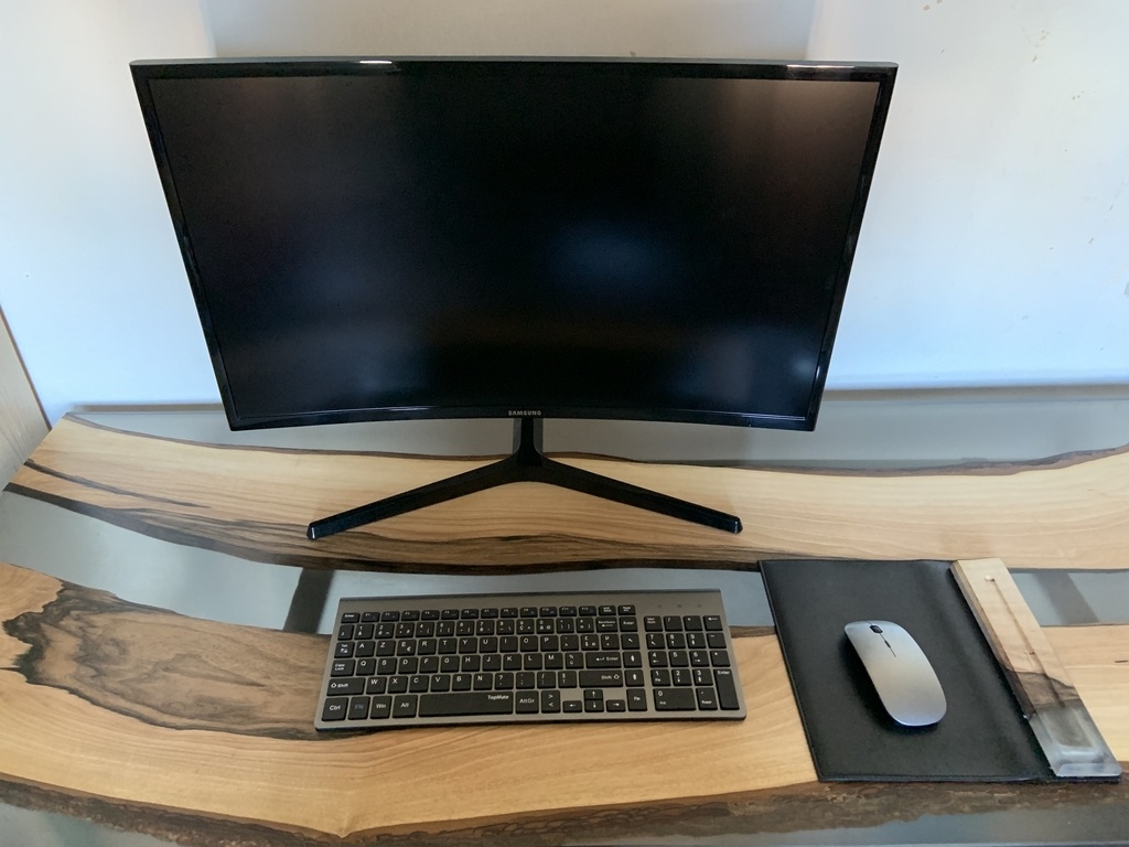 Bureau epoxy et noyer par Zdrast sur L'Air du Bois