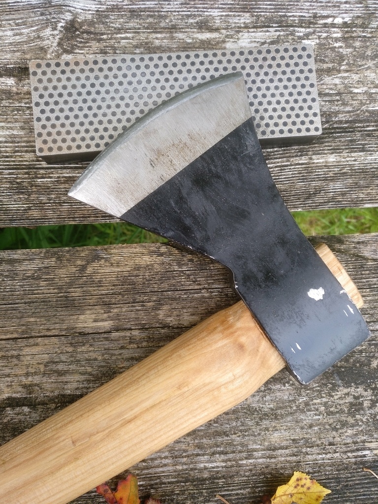 La Hache Avec Manche En Bois Est Coincée Dans Une Souche De Bois Sur Fond  De Bois Haché. La Hache De Charpentier Pour Couper Du Bois De Chauffage  Dépasse De La Vieille