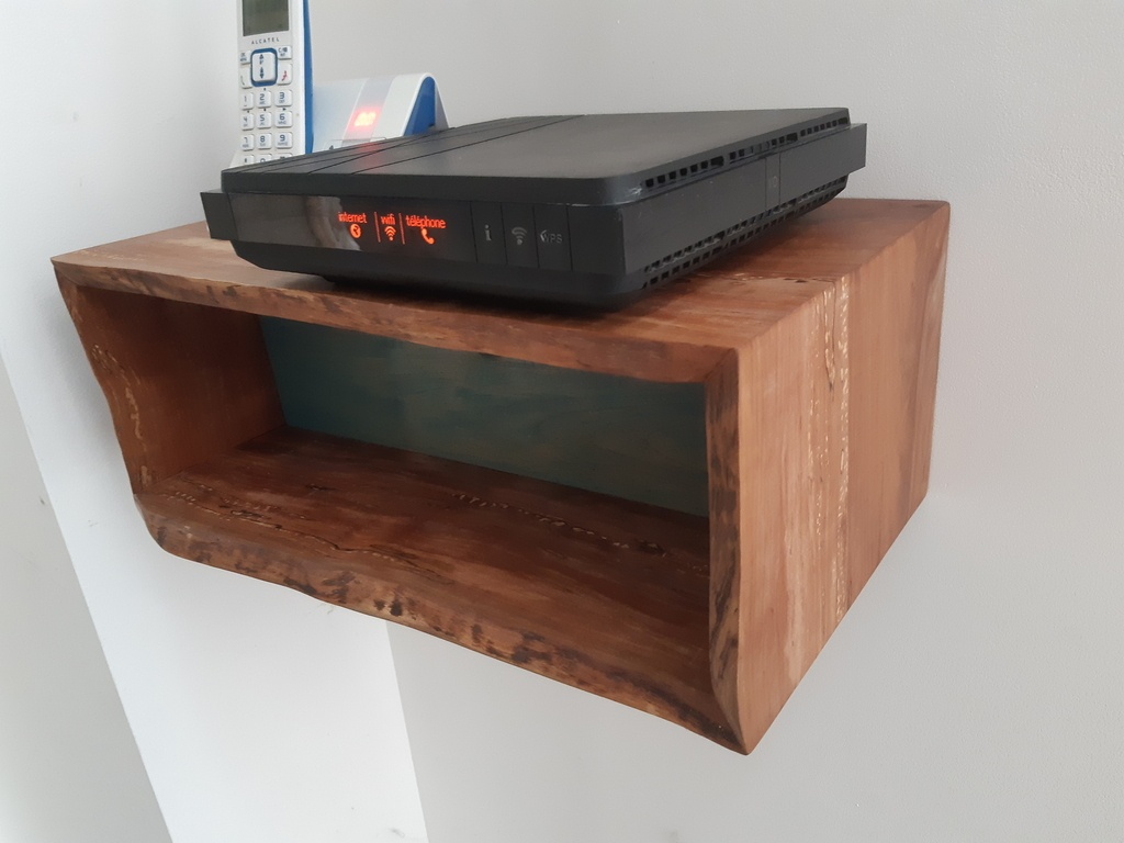 Etagère nature pour ma box et mon téléhone (avec cache câbles