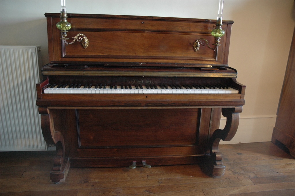 Ce piano numérique fait une belle impression avec sa finition en bois, son  acoustique semblable à celle d'un piano à queue