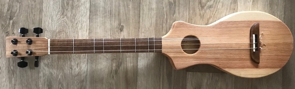 Guitare pour enfant par Wildsoj sur L'Air du Bois