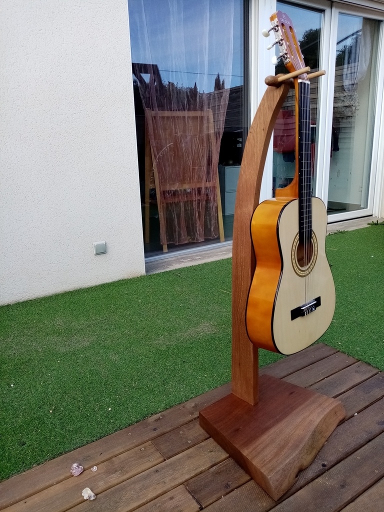 Support de guitare par Ginger sur L'Air du Bois