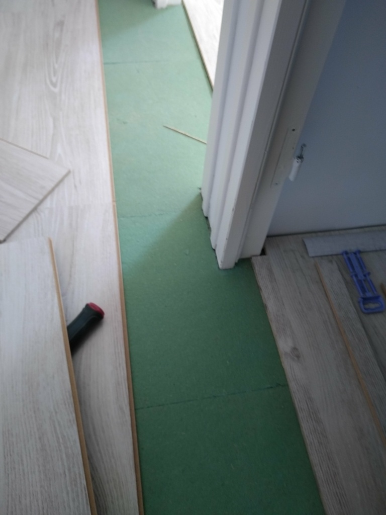 Comment poser du parquet flottant à clipser ?