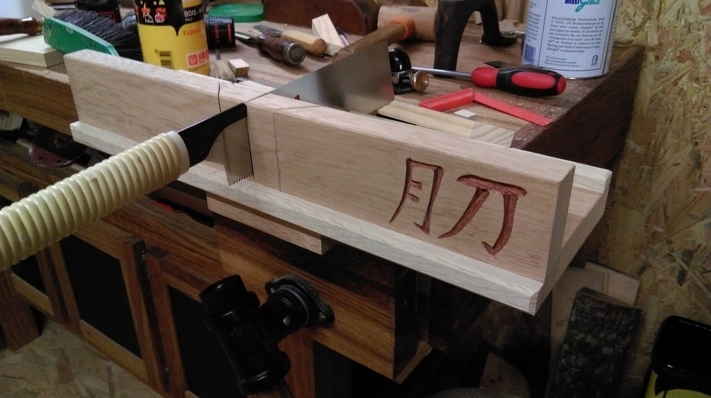 boîte à onglets en plastique pour tailler le bois scie à main outil de travail du bois 35,6 cm avec pince Boite à onglets 