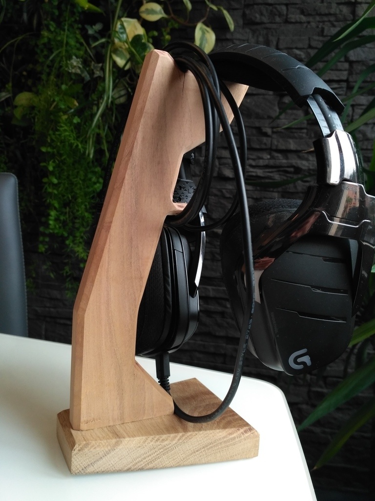 je vous propose un magnifique support de casque audio en bois massif