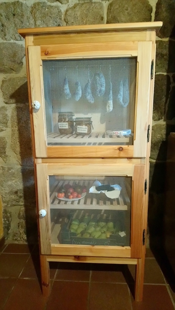 Garde-manger en mélèze par JClaude sur L'Air du Bois