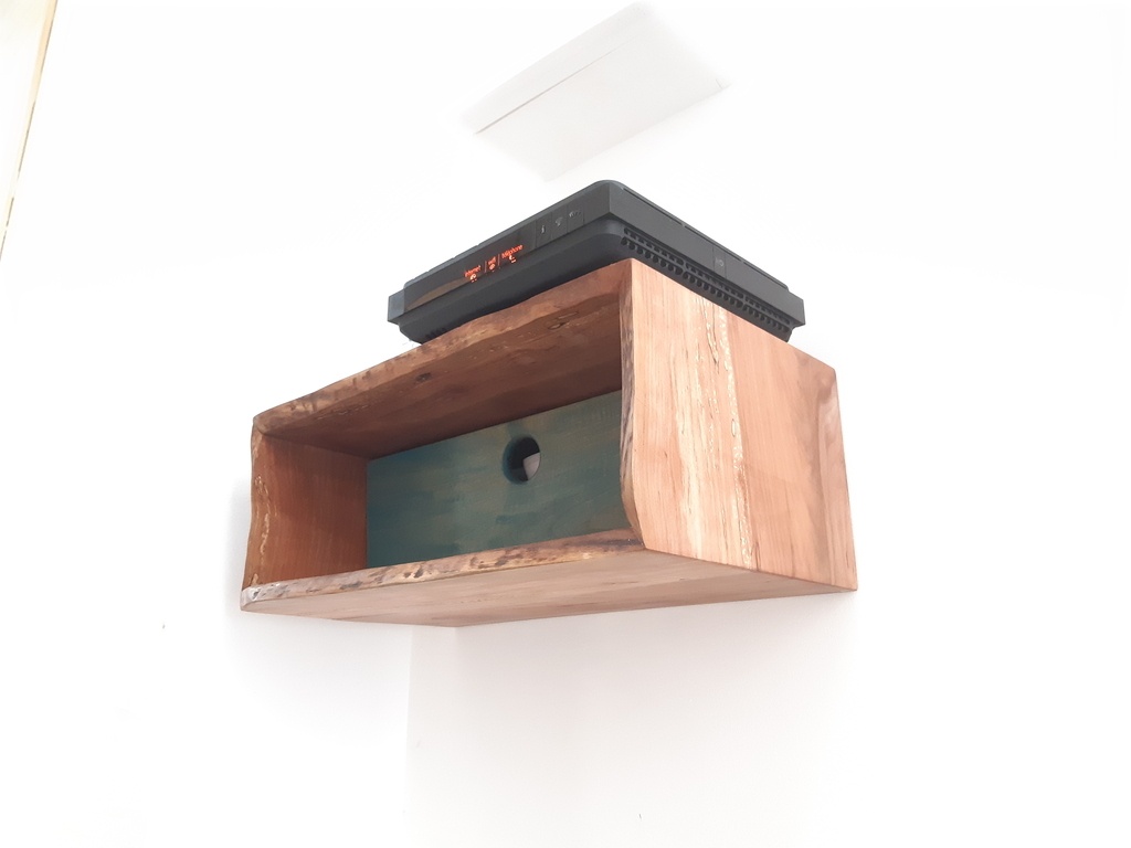 Etagère nature pour ma box et mon téléhone (avec cache câbles intégré) par  Copeaux And Co sur L'Air du Bois