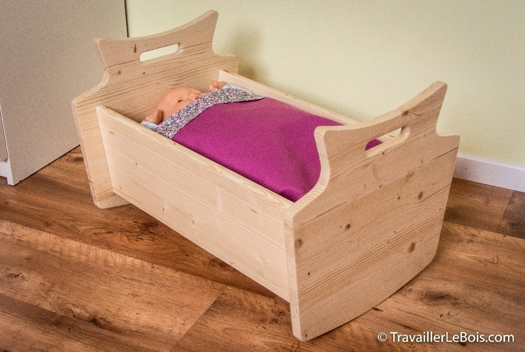 Un lit de poupée en bois par TravaillerLeBois sur L'Air du Bois