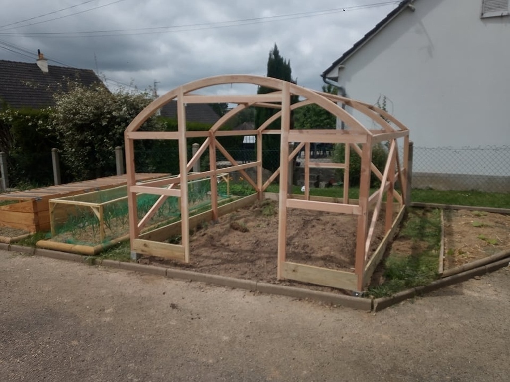 Comment poser du fil Deltane sur une serre de jardin tunnel ? 