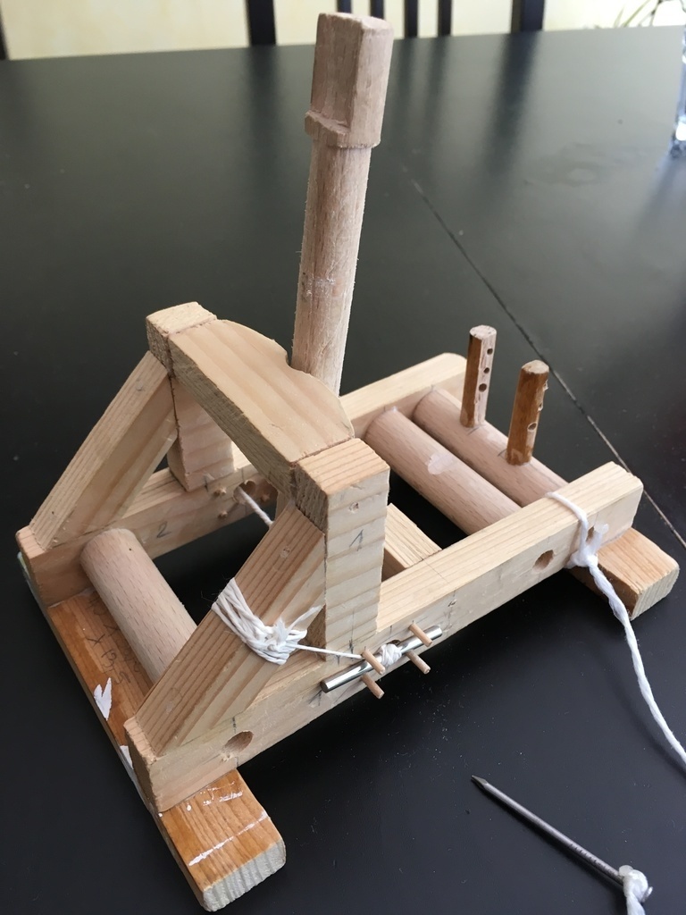 Une catapulte pour amuser les petits  et les grands ! par  woodworkingandstuff sur L'Air du Bois