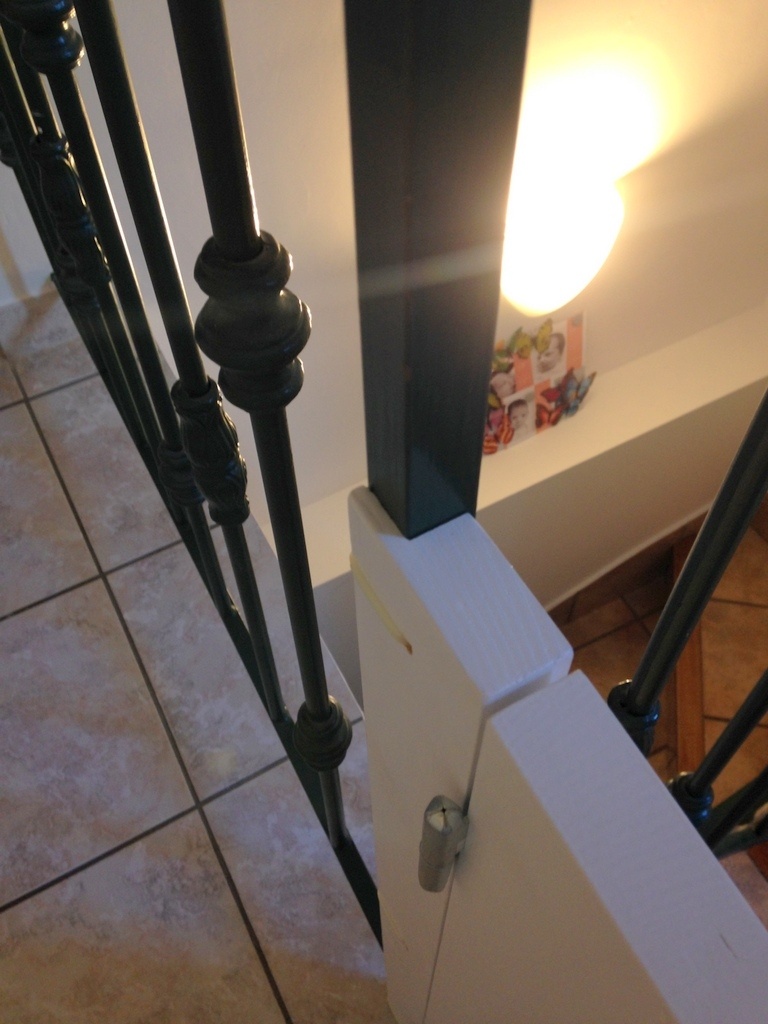 Barrière d'escalier avec verrou à ressort par Boris Beaulant sur L'Air du  Bois