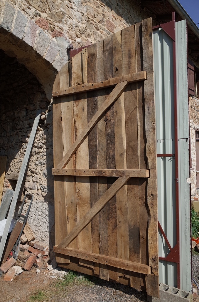 Portes Ou Portes De Grange En Planches Qui Peuvent être Tirées