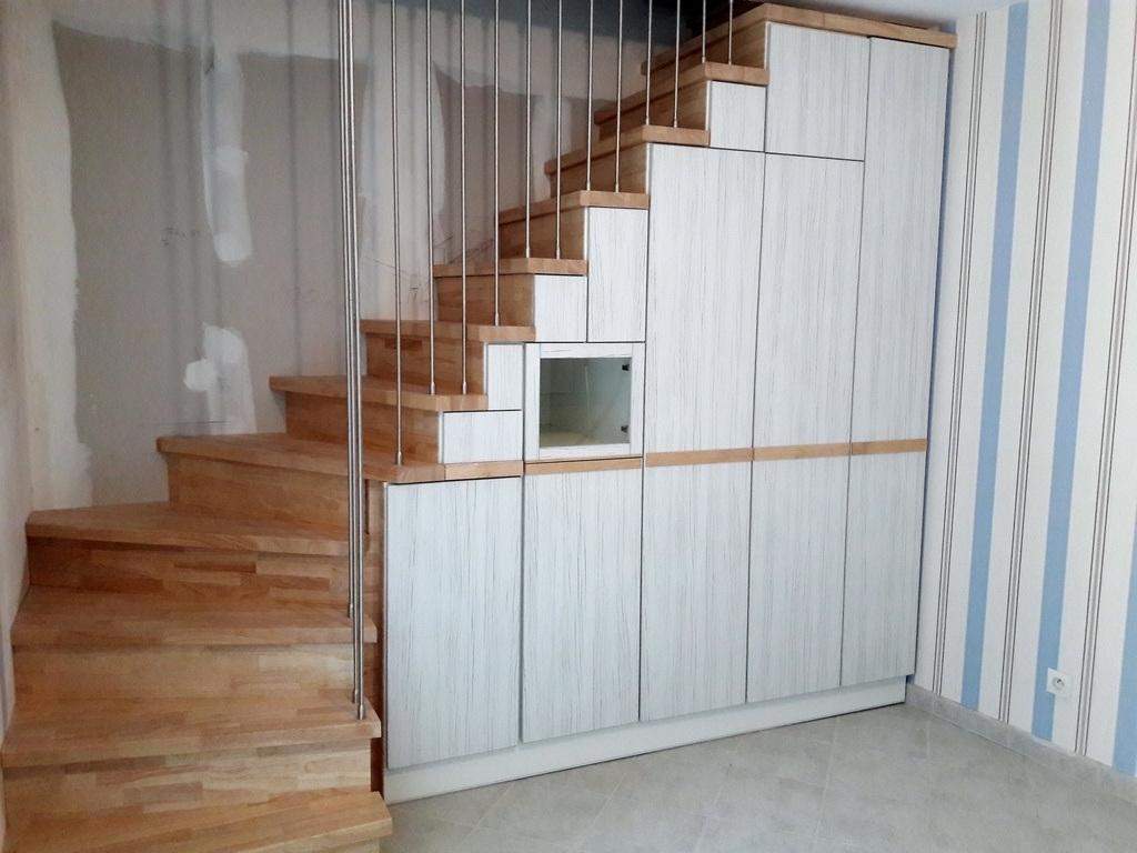 Plateforme d'accès avec escalier tournant