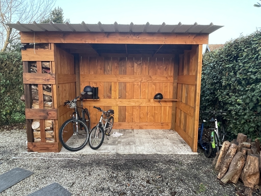 Abris vélos et bois de chauffage par soka sur L'Air du Bois