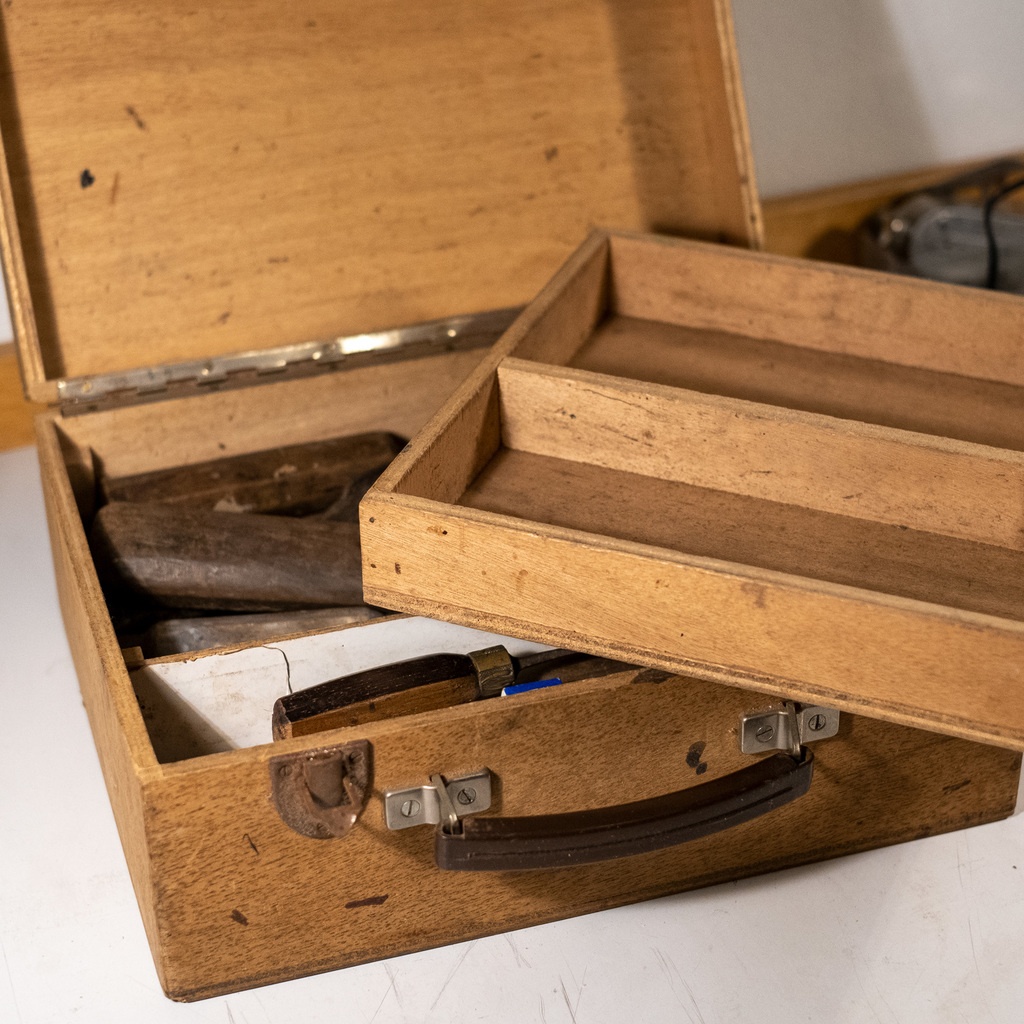 Une Boîte En Bois De Toilettage De Vintage Fermé Avec La Clé Dans