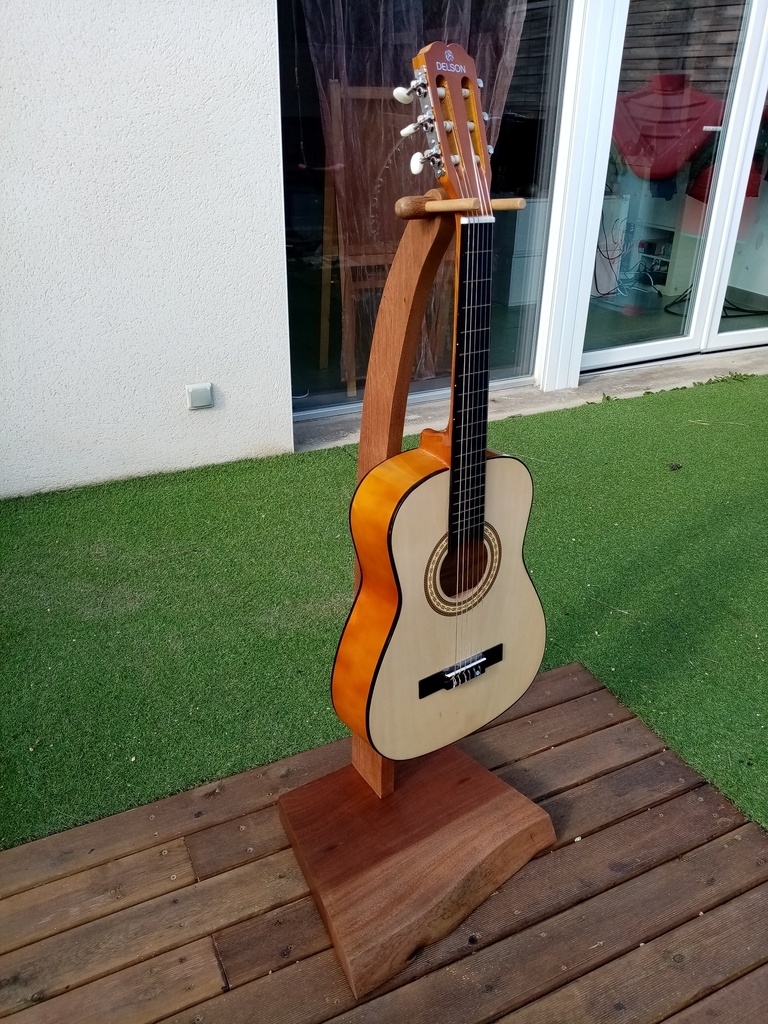 Support de guitare par Ginger sur L'Air du Bois