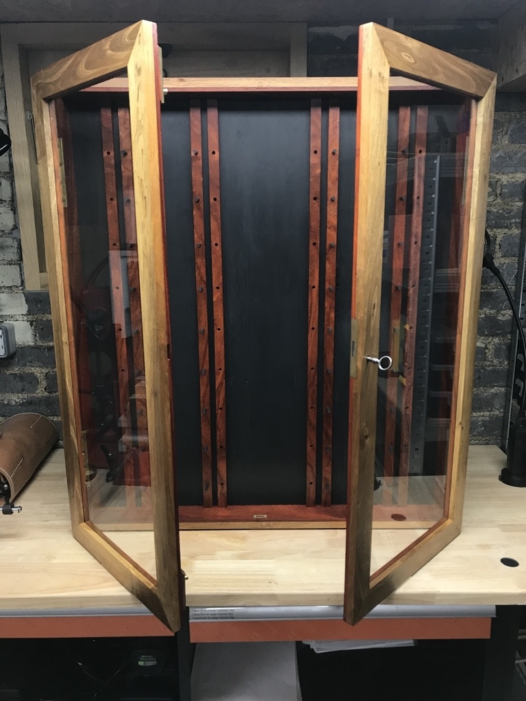 Vitrine à couteaux par Séverine sur L'Air du Bois