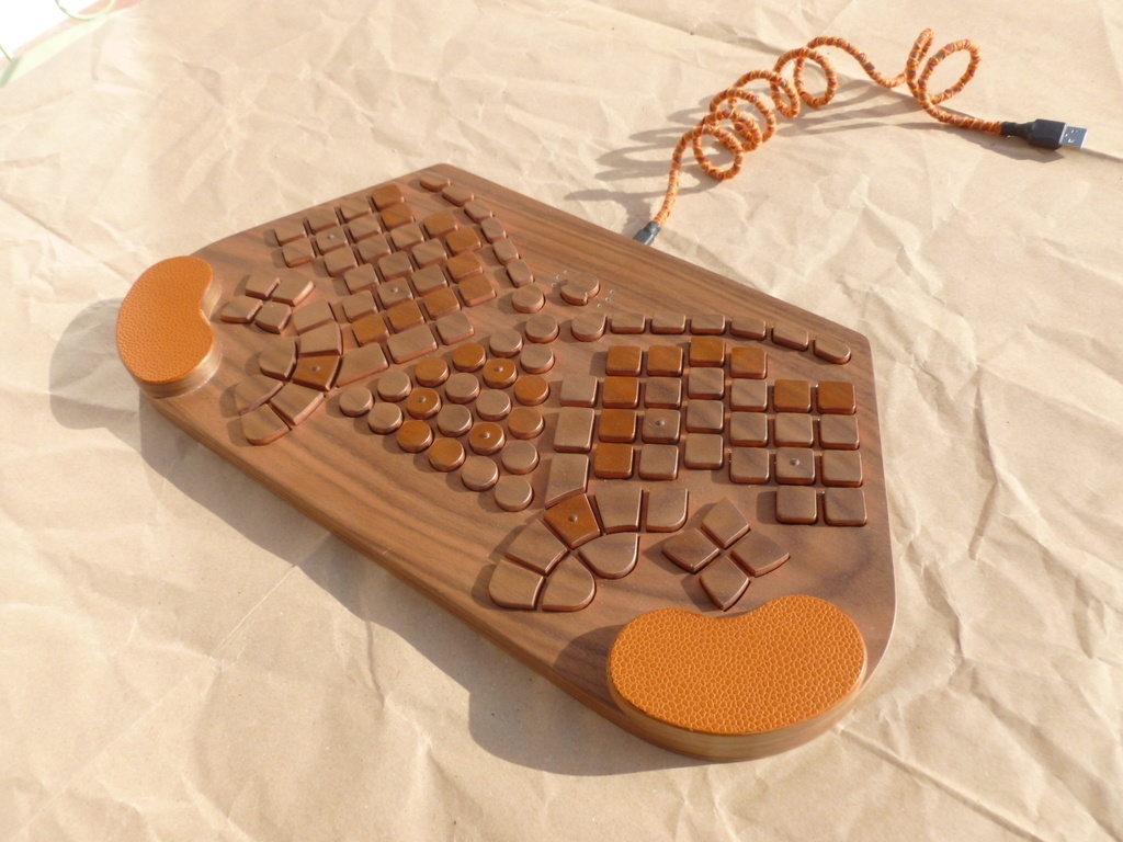 ToucheLibre : un Clavier Ergonomique en Bois par ToucheLibre sur L