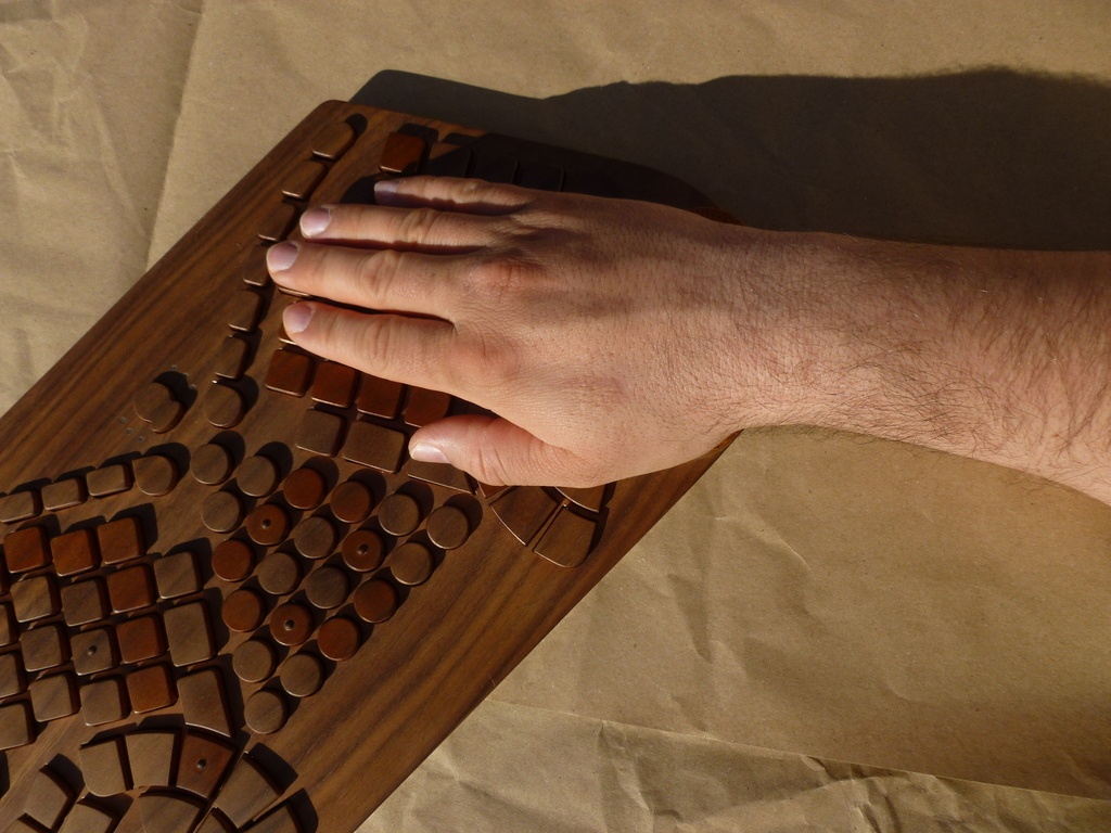 ToucheLibre : un Clavier Ergonomique en Bois par ToucheLibre sur L'Air du  Bois