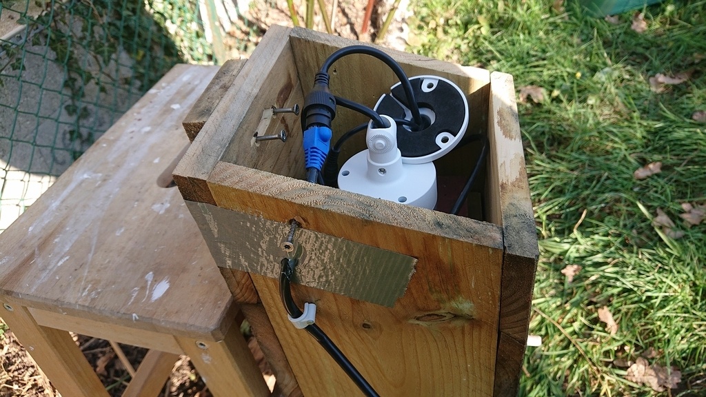 Cabane à oiseaux avec webcam intégrée par dhn sur L'Air du Bois