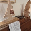 Petit sapin décoratif en merisier et socle en chêne.