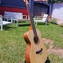 Guitare acoustique de style OM