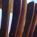 10 couteaux à viande sur présentoir en bouleau