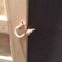 Serrure en noisetier