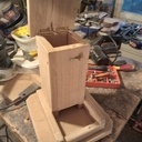 Distributeur croquettes pour chat en chêne.