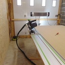 débit du grand panneau de fond coté gauche "en biais"pour épouser le hors d'équerre du mur