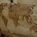 Coffre à jouets sculpté.