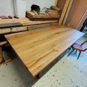 Une grande table en chêne