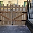 Création d'une barrière à double battant sur le côté de ma maison.