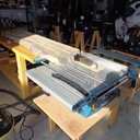 Petit table avec la base de fer forgé