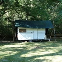 Le tarpavane: un tarp pour abriter la caravane