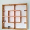 Petite étagère avec des portes cannées.