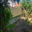 Palissade en planches de coffrage toutes fraîches