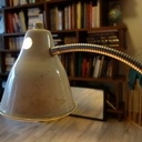 Une petite presse comme support de lampe industrielle