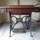 La rencontre d'une machine a coudre et d'un pommier