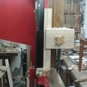 Petite scie à ruban d’inspiration d’une ancienne machine réel.