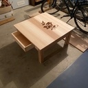 Table basse en frêne avec un tiroir