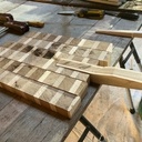 2 planches en bois debout