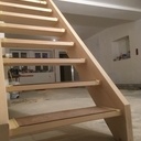 Un petit escalier droit