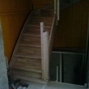 debout au fond dans l'escalier, le plancher provisoire